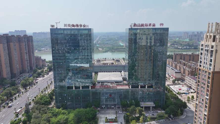 云端之上的双子塔 四川内江政府中心航拍视觉叙事与四川网站建设的创新共振